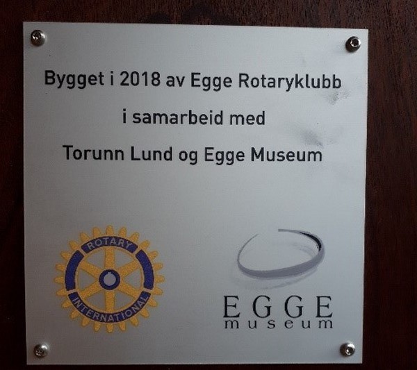 Plakett på veggen i gapahuken