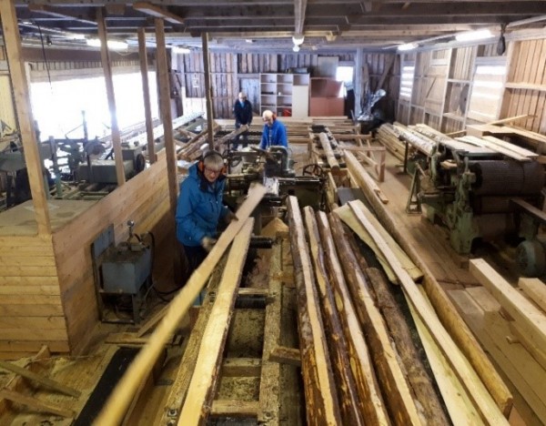 Dugnadsarbeid på saga