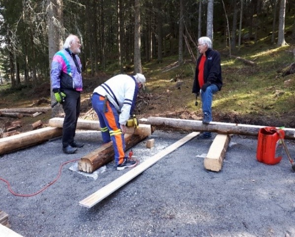 Dugnadsarbeid med tømring